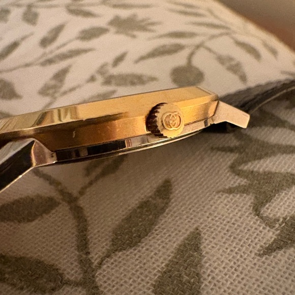 Authentic Vintage Gucci 2200M black & gold Roman numeral bezel watch - Picture 5 of 9